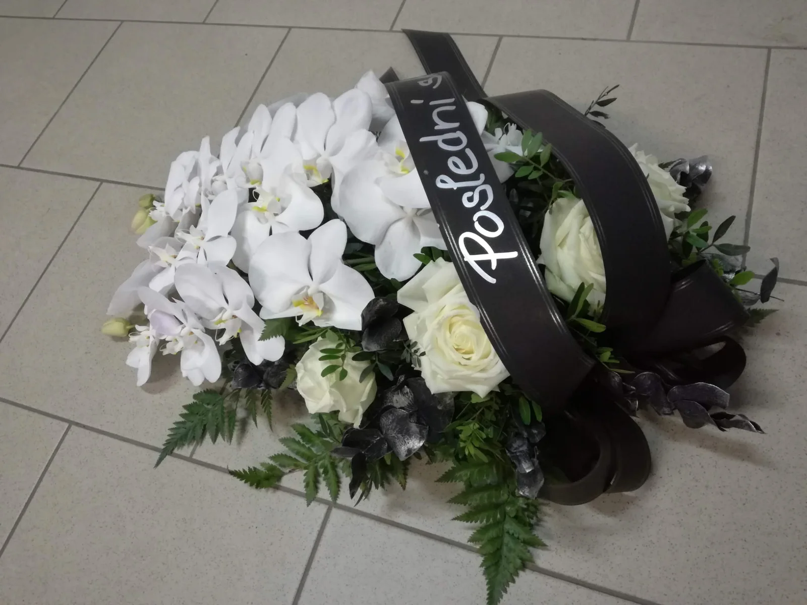 Smuteční vazba z bílých orchidejí